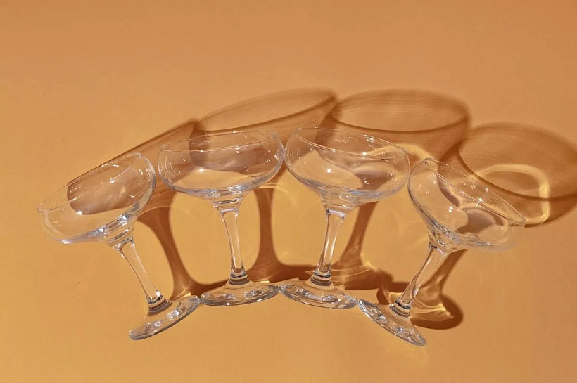  Ученый назвал условную норму вина: три бокала для мужчин и два для женщин