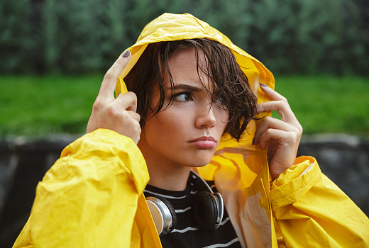 Не все лаки помогут: как сохранить прическу в дождливую погоду