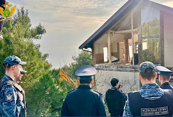 В Геленджике начался снос жилого комплекса на берегу моря по решению суда