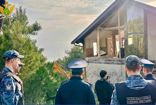 В Геленджике начался снос жилого комплекса на берегу моря по решению суда