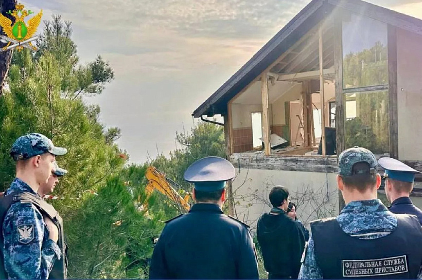 В Геленджике начался снос жилого комплекса на берегу моря по решению суда