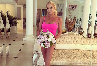 Анастасия Волочкова пыталась тайно проникнуть в школьный лабиринт, где учится ее дочь Ариадна 