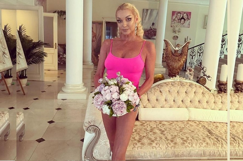 Анастасия Волочкова пыталась тайно проникнуть в школьный лабиринт, где учится ее дочь Ариадна 