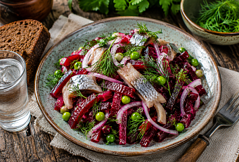 Смешиваю свёклу с селёдкой и маринованным луком: салат выходит вкуснее, чем 