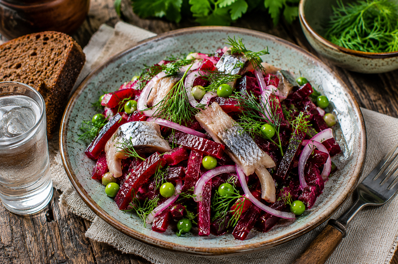 Смешиваю свёклу с селёдкой и маринованным луком: салат выходит вкуснее, чем 