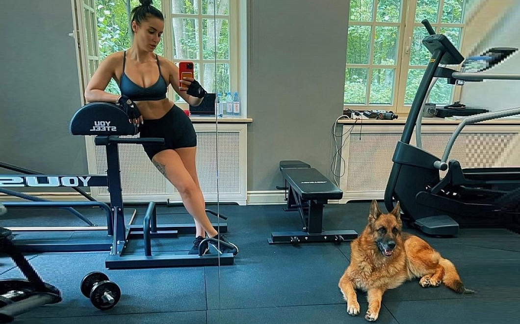 Без дела не сидела: телеведущая Тина Канделаки накачалась в тренажерном зале так, что у нее исчез пупок