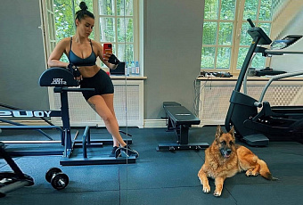 Без дела не сидела: телеведущая Тина Канделаки накачалась в тренажерном зале так, что у нее исчез пупок