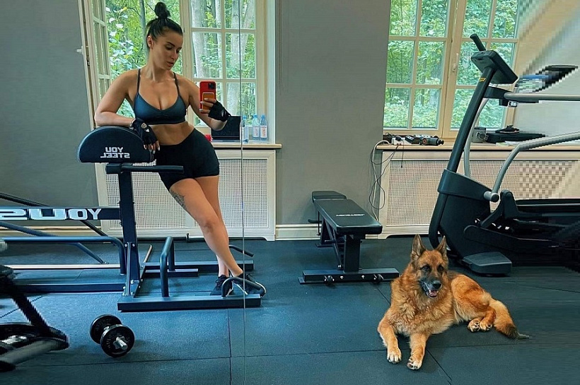 Без дела не сидела: телеведущая Тина Канделаки накачалась в тренажерном зале так, что у нее исчез пупок