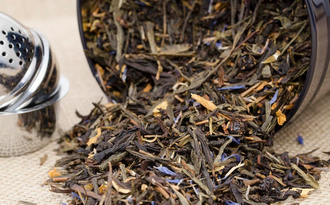 Не выбрасывайте старую чайную заварку, она пригодится на кухне и по хозяйству