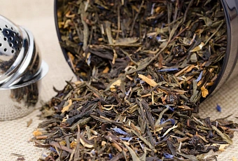 Не выбрасывайте старую чайную заварку, она пригодится на кухне и по хозяйству