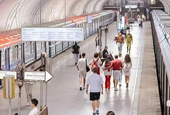 Сотрудник Минздрава РФ спас мужчину, упавшего под поезд в метро