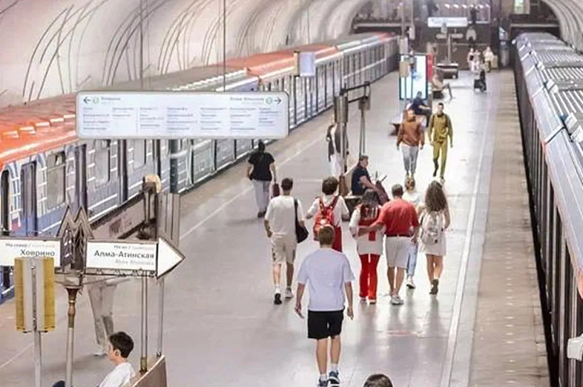 Сотрудник Минздрава РФ спас мужчину, упавшего под поезд в метро