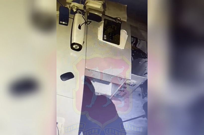 В Крыму двое молодых людей украли 1 млн, купили машины и поехали на море с проститутками