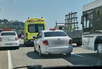 В Сочи полиция нашла проехавшего за «скорой» таксиста