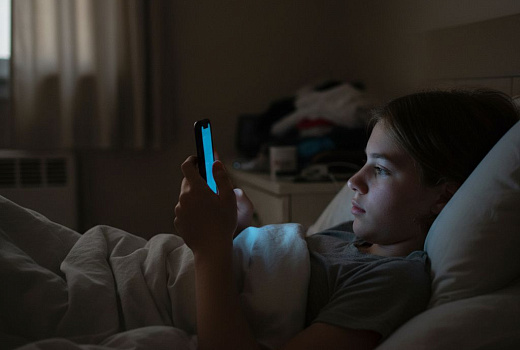 Подростки с телефонами спят на 23 минуты меньше, показало исследование
