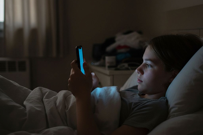 Подростки с телефонами спят на 23 минуты меньше, показало исследование