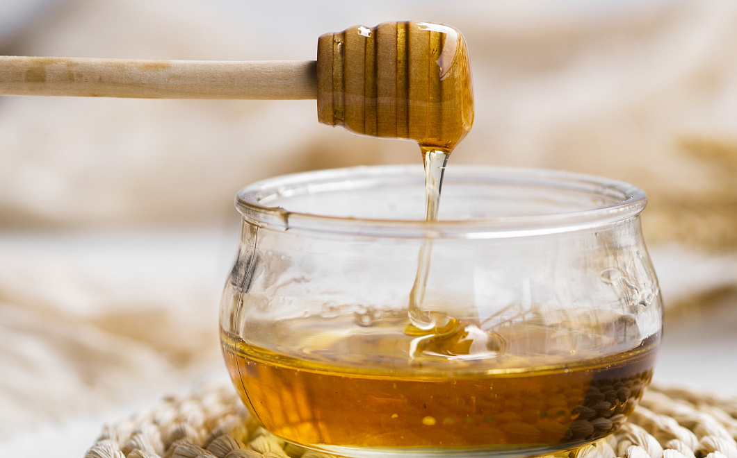 Сладость на ночь: какими полезными свойствами обладает мед