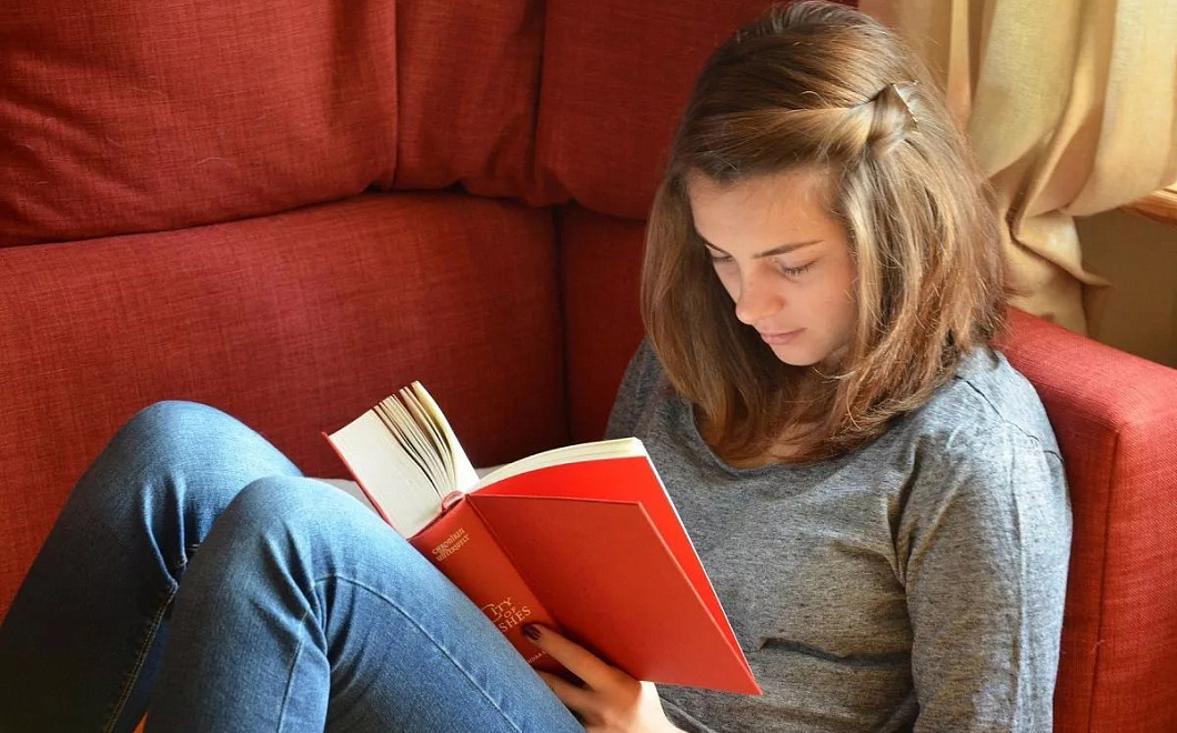 Исследование: чтение книг помогает карьерному росту и повышению доходов