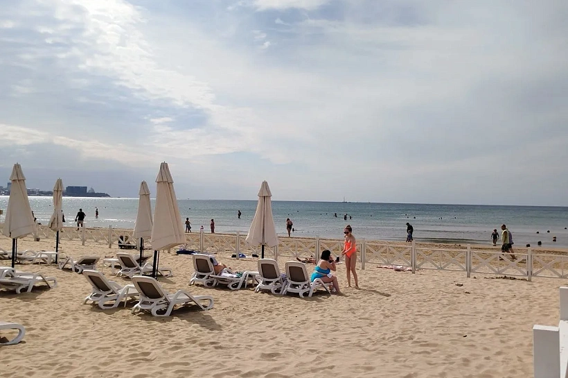Черное море на пляжах популярных курортов Краснодарского края остыло до +20 градусов