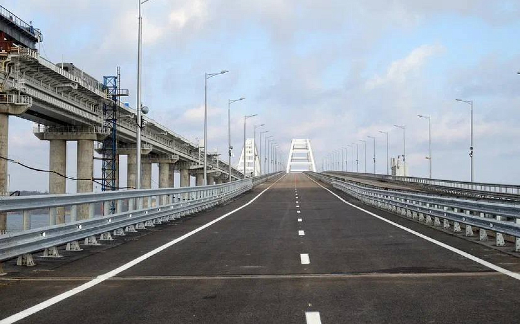 Запуск движения грузовиков по Крымскому мосту отложили