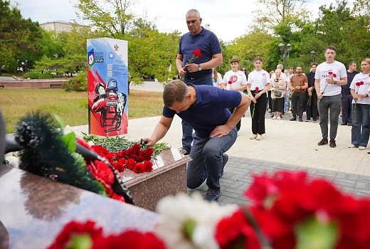 Память погибших при ночной атаке БПЛА ВСУ почтили в Новороссийске