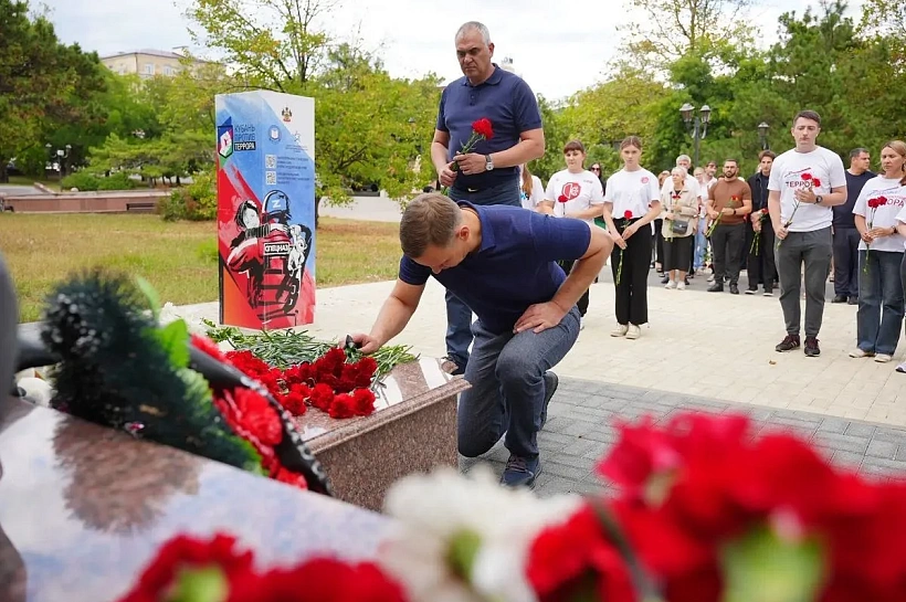 Память погибших при ночной атаке БПЛА ВСУ почтили в Новороссийске