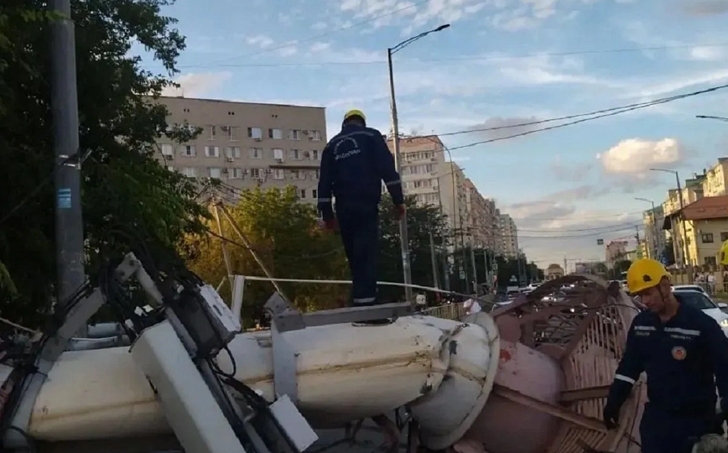 Проезд автомобилей восстановили в Краснодаре после демонтажа рухнувшей трубы котельной