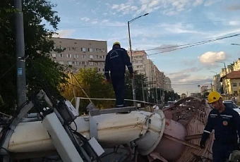 Проезд автомобилей восстановили в Краснодаре после демонтажа рухнувшей трубы котельной