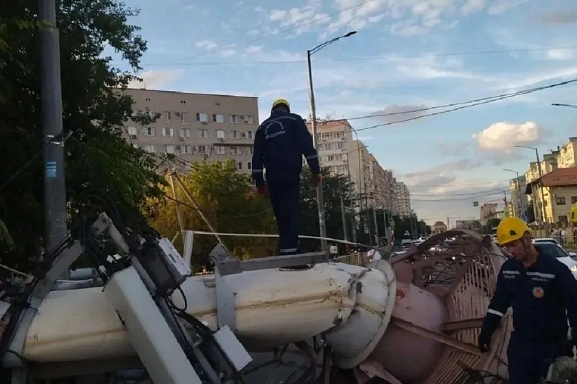 Проезд автомобилей восстановили в Краснодаре после демонтажа рухнувшей трубы котельной
