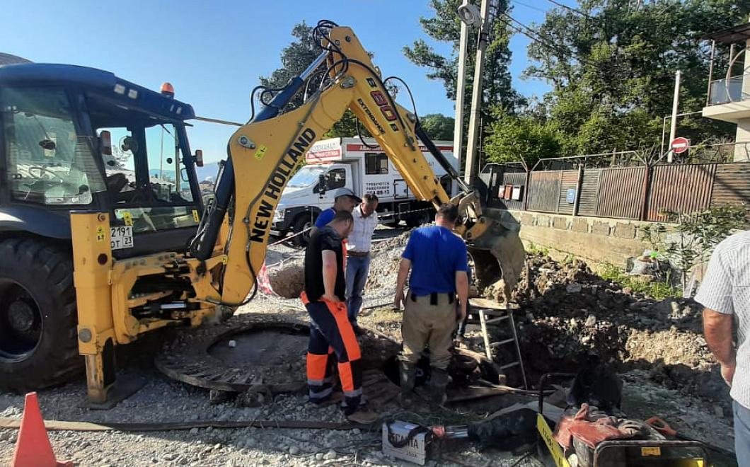 В Сочи шесть микрорайонов и село остались без воды из-за крупной аварии