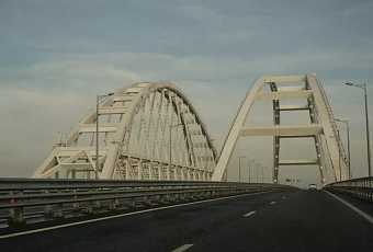 Движение по Крымскому мосту временно остановлено