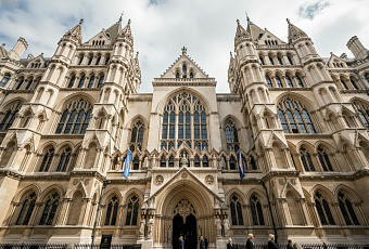 Кевин Спейси предстанет перед судом в Лондоне по обвинениям в домогательствах
