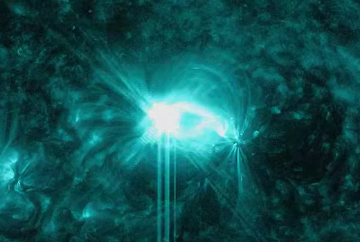  На Солнце произошла мощная вспышка X4.21: возможна сильная магнитная буря