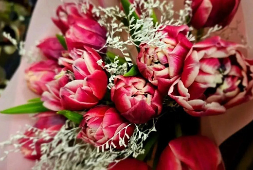 Путешествия и деньги: краснодарки назвали самые желанные подарки на 8 Марта — цветы не в топе