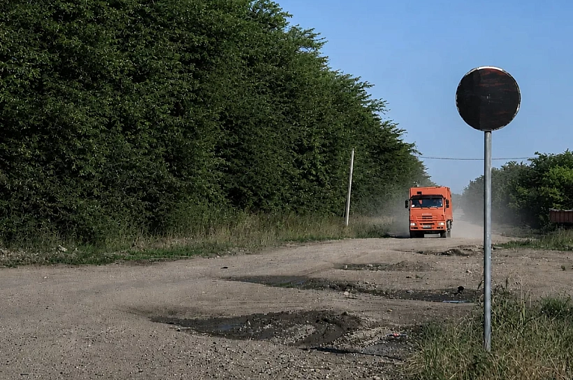 Грейдирование и подсыпку ям выполнят на Почтовом Тракте в Краснодаре