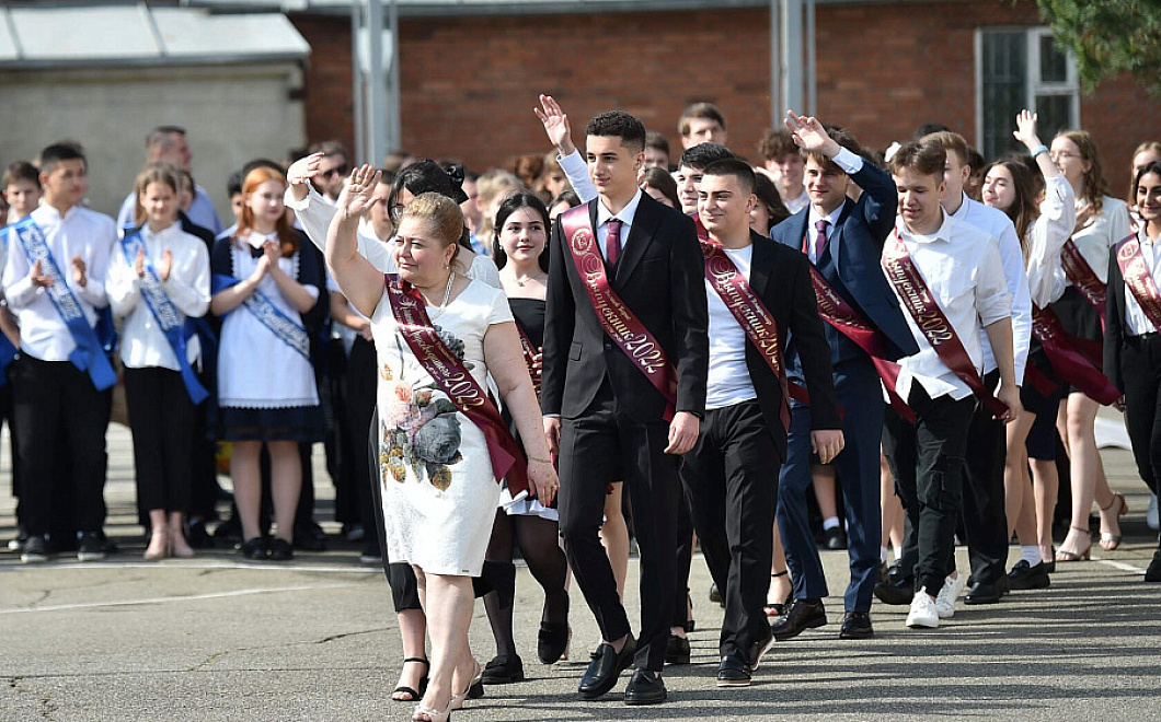 Выпускников из Краснодарского края наградили медалями «За особые успехи в учении»