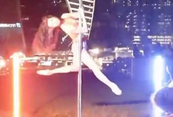 «Захотелось курочки гриль»: девушка станцевала на пилоне посреди улицы и попала на видео