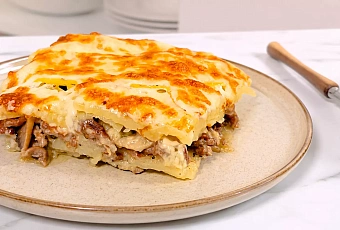 Выкладываем картофель слоями с фаршем и грибами: запеканка выходит сочной под сырной корочкой