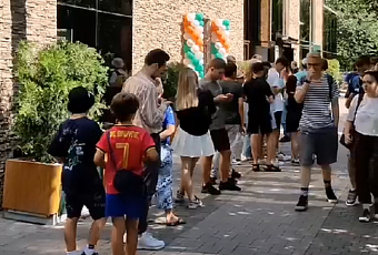 Очередь за бургерами: в центре Краснодара открыли ресторан «Вкусно - и точка»