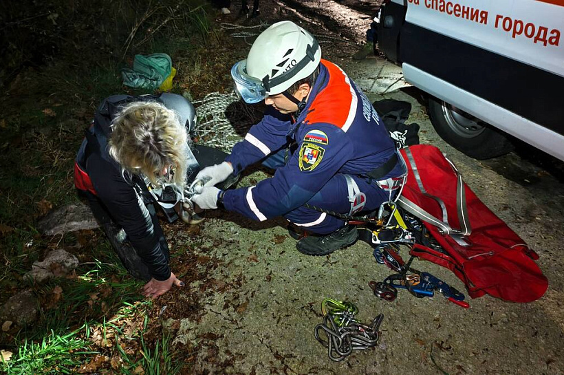 Сочинские спасатели ночью подняли с крутого оврага семейную пару