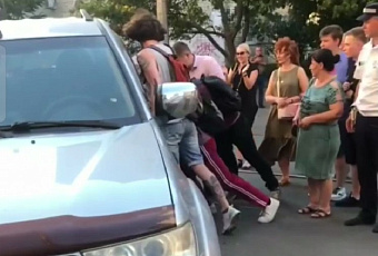 В Краснодаре молодые люди отодвинули заблокировавший движение трамваев джип  