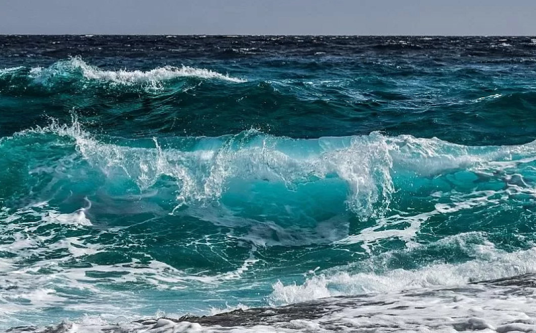 Черное море сбавило градус: синоптики рассказали о температуре воды на кубанских  курортах