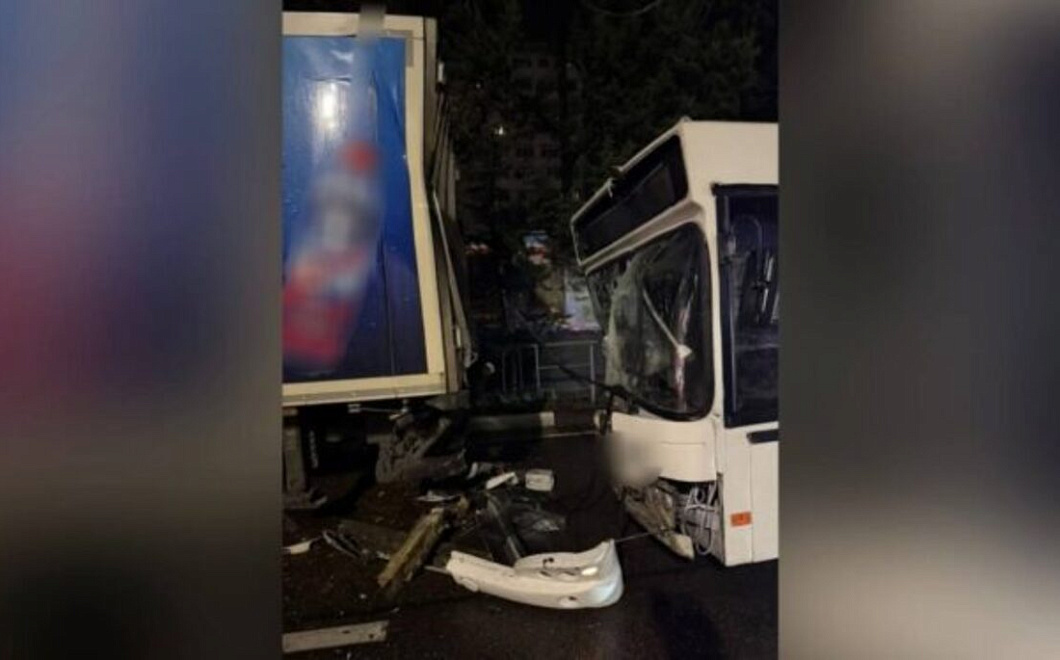 В Лазаревском районе Сочи рейсовый автобус столкнулся с прицепом фуры, движение временно ограничено