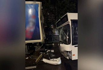 В Лазаревском районе Сочи рейсовый автобус столкнулся с прицепом фуры, движение временно ограничено