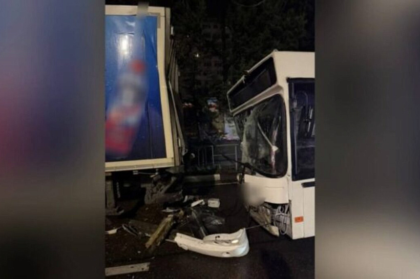 В Лазаревском районе Сочи рейсовый автобус столкнулся с прицепом фуры, движение временно ограничено