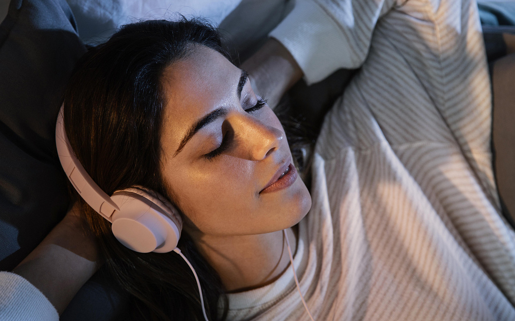 Ночной кошмар ушей: почему опасно засыпать в наушниках