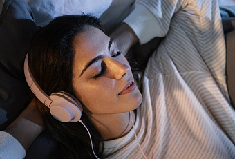 Ночной кошмар ушей: почему опасно засыпать в наушниках