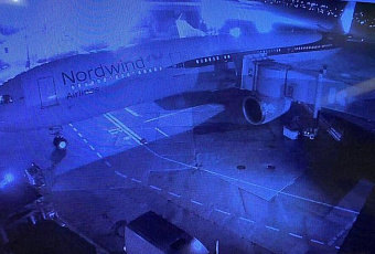 В российском аэропорту самолет столкнулся с телетрапом