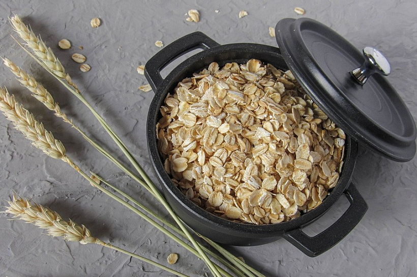 Вернет лицу молодость: 3 способа сделать омолаживающие маски из овсянки