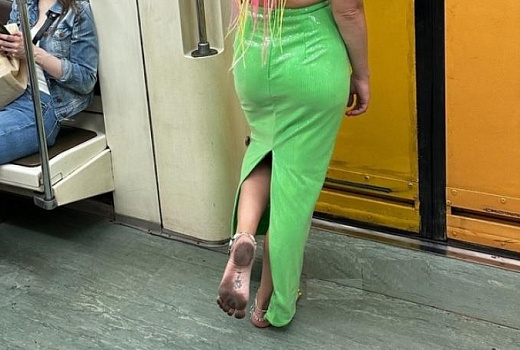 «А мозги где?»: девушка с грязными ногами в метро возмутила пользователей сети